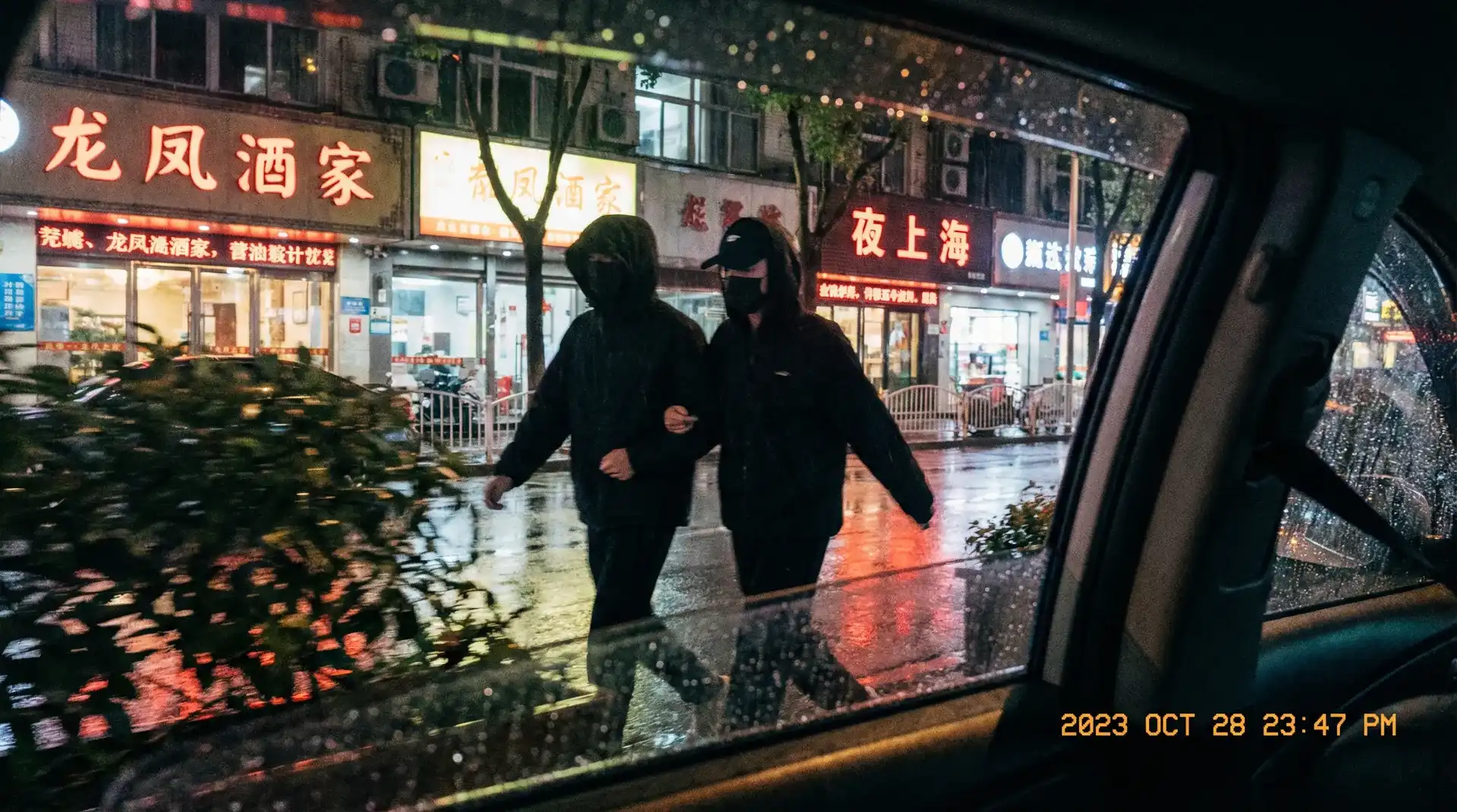 皇冠娱乐 - 顶流明星深夜密会现场抓拍照片